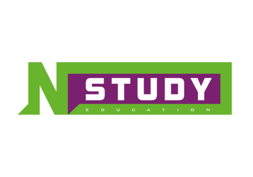 Ученики на занятиях в образовательном центре NOstudy с преподавателем по математике и физике.
